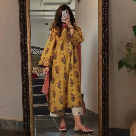 Winter Eastern Outfits, Pakistani Kurta Set, Simple Pakistani Dresses Casual, Casual Pakistani Outfits Simple, Mehndi Look, Elegant Mehndi, Trending Summer Nails, Simple Dress Casual, Best Winter Outfits