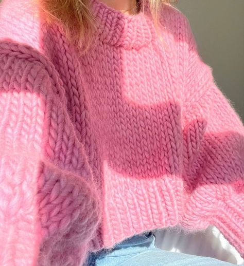 Crochet Pink Sweater, Knitted Outfits For Women, Smart Casual Women Outfits, Knitwear Inspiration, Look Rose, Crochet Sweater Pattern Free, Chunky Knitting Patterns, Chunky Knitting, Pink Knit Sweater