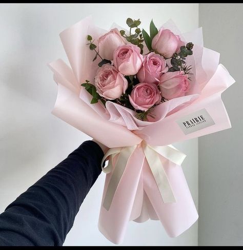 Small Flower Bookey, Small Pink Flower Bouquet, Pink Rose Bouquet Birthday, Flower Bookey Ideas, Bouquet For Mom Birthday, Pink Roses Bouquet Aesthetic, Pink Bouquet Aesthetic, Small Pink Bouquet, Flower Bookey