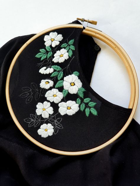 Couture, Hand Embroidery On Clothes, Hand Embroidered Clothes, Flowers Stitch, Stitch Diy, Clothes Embroidery Diy, Hand Embroidery Patterns Free, Diy Embroidery Designs, Embroidery Tshirt