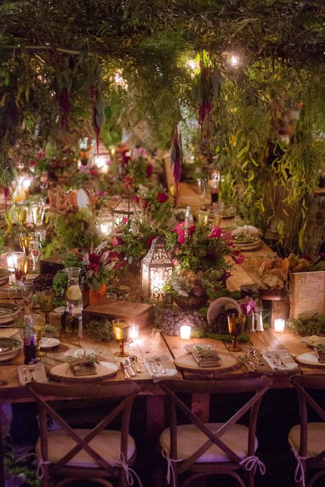 Forest Theme Wedding, Decoration Evenementielle, Enchanted Forest Wedding, Canvas For Beginners, Enchanted Wedding, Outdoor Dinner, Fairy Wedding, Forest Theme, Table Set Up