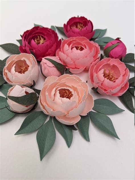 Peony Paper Flower, Cricut Flowers, Paper Projects Diy, Paper Peonies, Flower Molding, Paper Flower Template, How To Make Paper Flowers, Paper Flower Bouquet, Paper Flowers Craft