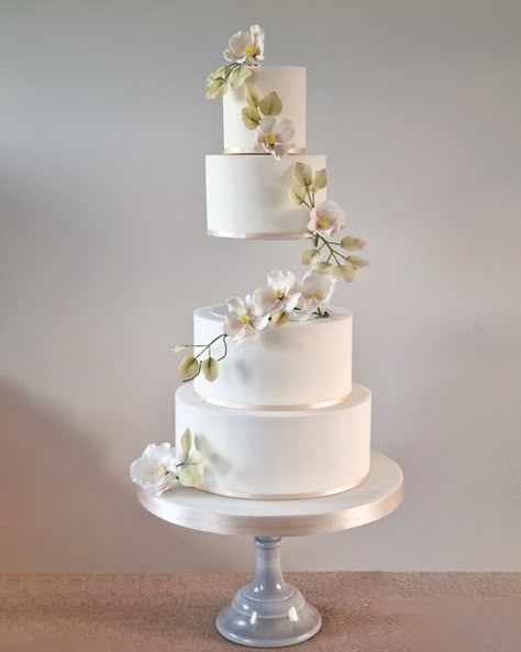 Wedding Cakes With Spacers, Wedding Cake With Floating Tier, Floating Layer Wedding Cake, Floating Cake Stand, Floating Wedding Cake Ideas, Floating Tier Wedding Cake, Wedding Cake Structures, Floating Wedding Cake, Floating Cake