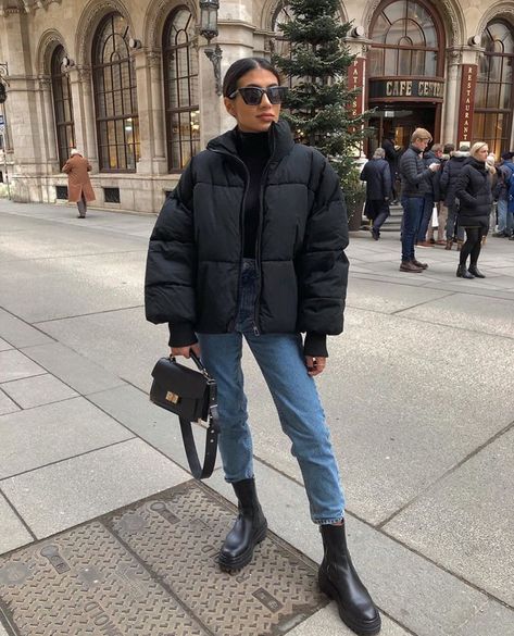 3,306 aprecieri, 23 comentarii - Zara Street Style🖤 (@zarastreetstyle) pe Instagram: „📸: @soniaheartsfashion Zara coat🖤ref: 4341/202/800✨✨✨ #zara #zaraeurope #zarastyle #zaralover…” Puffer Jacket Outfits, Winter Outfits 2020, Winter Mode Outfits, Puffer Jacket Outfit, Streetwear Mode, Cold Outfits, Blazer Outfit, Black Puffer Jacket, Cute Winter Outfits