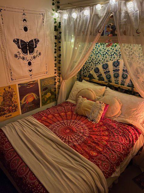 Boho bed cover mandala hippie Small Room With No Windows Ideas, Small Hippie Bedroom, Bedding Hippie, Hippie Bedroom Decor, Hippy Room, Chill Room, Retro Room, Redecorate Bedroom, Dream House Rooms