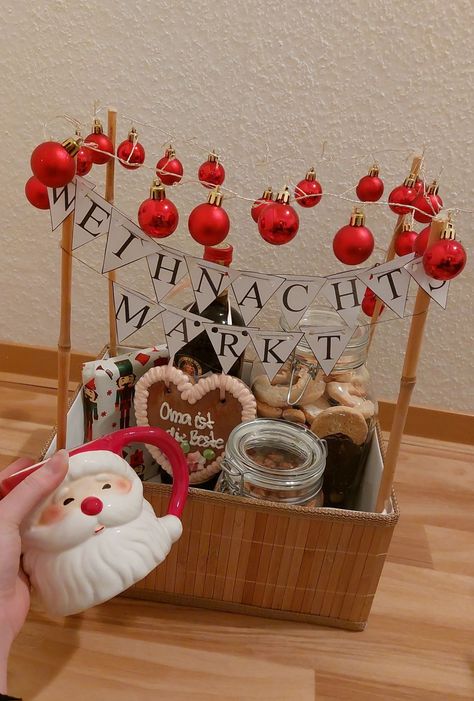 #Geschenk #DIY #Weihnachtsmarkt #Christmasmarket #Weihnachten #Weihnachtsmarkttogo #Weihnachtsgeschenk #Süßigkeiten #Candys #Oma #basteln Diy Christmas Present Ideas, Christmas Gift Parents, Diy Christmas Presents, Christmas Gifts For Parents, Creative Birthday Gifts, Easy Christmas Gifts, Festive Holiday Decor, Thoughtful Christmas Gifts, Diy Presents