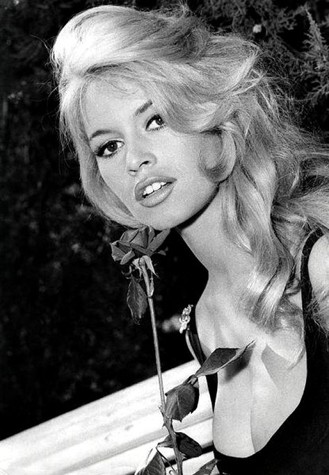 Image result for Brigitte Bardot Stile Hippie Chic, Brigitte Bardot Style, Klasik Hollywood, Bridgette Bardot, Bridget Bardot, God Created Woman, From Paris With Love, Georgia May Jagger, Bardot Style