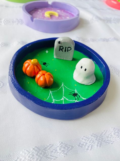 #halloween #ceramics Clay Tray Ideas Halloween, Easy Clay Halloween, Diy Air Dry Clay Ashtray, Halloween Airdryclay Ideas, Halloween Ceramics Ideas Diy, Easy Halloween Clay Ideas, Halloween Ceramics Pottery, Air Dry Clay Ideas Halloween, Halloween Clay Projects