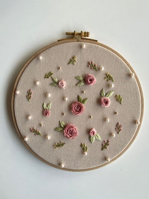 Simple Beautiful Embroidery, Embroidery Pink Flower, Decorated Embroidery Hoop, Embroidery Hoop Flowers, Embroidery Art Ideas, Embordery Patterns Design Flower, Cute Hand Embroidery Designs, Easy Embroidery Projects, Embroidered Flowers Simple