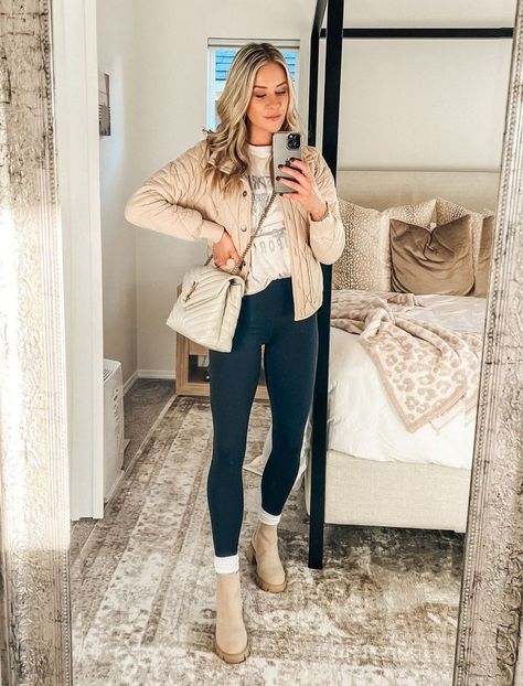 Ankle Boots With Socks And Jeans, Howler Boot Outfits, Winter Outfits With Beige Boots, Fall Outfits Beige Boots, Outfits With Beige Combat Boots, Light Colored Chelsea Boots Outfit, Sand Suede Boots Outfit, Winter Boots Outfits Women, Outfit Ideas With Cream Boots