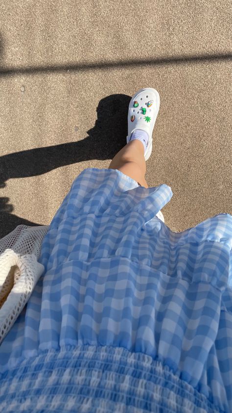 Aesthetic Outfits With Crocs, Crocs Fashion Outfit, Crocs Ootd, Croc Outfits Women, Crocs Aesthetic Outfit, Aesthetic Crocs, How To Style Crocs, Croc Outfits, White Tennis Shoes Outfit