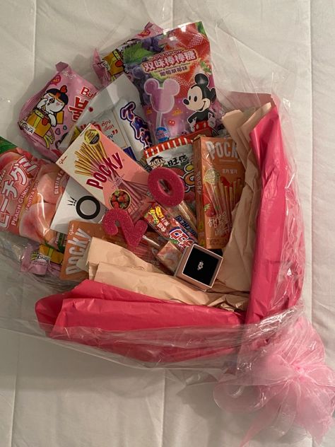 Just another photo of this snack bouquet that i made bc i just love it smMore photos on my page xx Kawaii Birthday Gifts, Bouquet Food Gift Ideas, Korean Birthday Gift Aesthetic, Bouquet Of Snacks, Korean Gifts Ideas, Big Gift Basket, Snack Basket Ideas, Present Bouquet, Snacks Bouquet