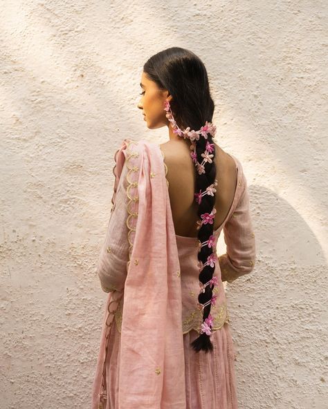 “Being my own kind of beautiful” With @gurshabedi Wearing Valli pink florals 🌸 www.diariesofnomad.com 📷 @nayaaanika #handmadeflowers #flowersinmyhair #handmadehairaccessories #shophandmade #shoplocal Bride Fashion Illustration, Hairstyle Indian, Hair Style On Saree, Traditional Hairstyle, Mini Bouquet, Ethnic Hairstyles, Indian Bridal Hairstyles, Hair Up Styles, Wedding Aesthetic