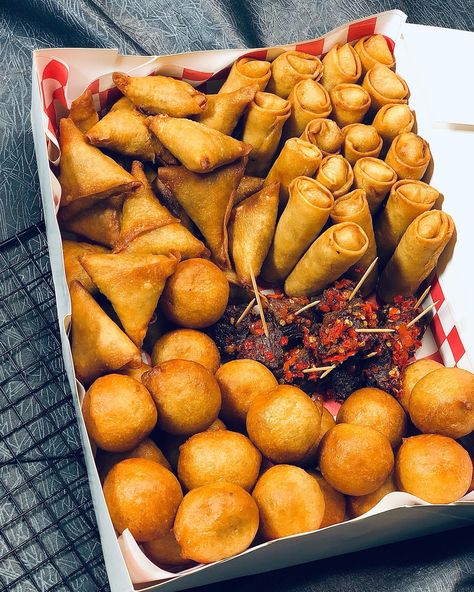 Small chops in Abuja 😍 Content: 20 samosa 20 springrolls 10 beef 20 puff puff #smallchops #abujasmallchops #smallchopsvendor #omohblizconfectionery Small Chops Package In Nigeria, Nigerian Pastries, Nigerian Snacks, Birthday Picnics, Small Chops, Baking Aesthetic, Food Snap, Baked Breakfast Recipes, Food Business Ideas