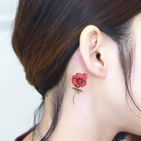 Flower Tattoo Behind Ear, Poppy Tattoo Small, Red Poppy Tattoo, Poppy Flower Tattoo, Tattoo Behind Ear, Poppy Tattoo, Traditional Tattoo Flowers, Pink Tattoo, Mommy Tattoos