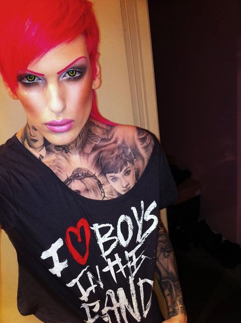 Jeffree Star - met him at Warped tour 2011.  I didn't even know he was going to be there, I just happened to see him out of the corner of my eye when I was walking around.  CRAZY!  :) Jeffry Star, Jeffree Star Myspace, Wedding Meme, Jayy Von, Ayesha Erotica, Beauty Killer, J Star, Star Makeup, Scene Queens