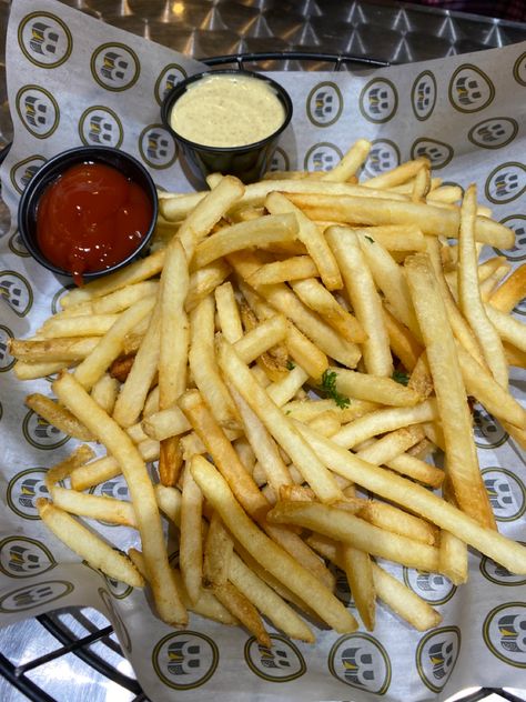 French fries French Fries Aesthetic, Fries With Ketchup, Salty Food, Map Sketch, Fried Chips, Mac And Cheese Bites, Homemade French Fries, Fast Foods, Pregnancy Cravings