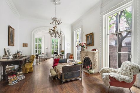 Brownstone Interiors, West Village Townhouse, Nyc Real Estate, New York City Apartment, New York Homes, Nyc Apartment, Traditional Living Room, Dream Apartment, West Village