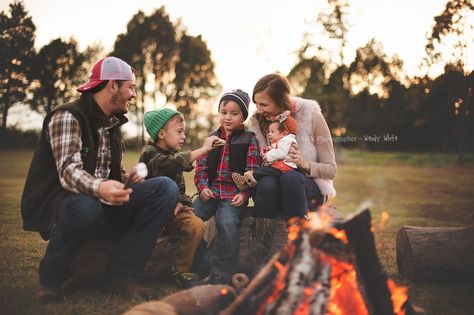 Campfire Family Photos, Campfire Photoshoot Family, Family Campfire Photoshoot, Campfire Family Photoshoot, Fathers Day Mini Session Ideas, Campfire Photoshoot, Campfires Photography, Camp Photography, Smores Campfire