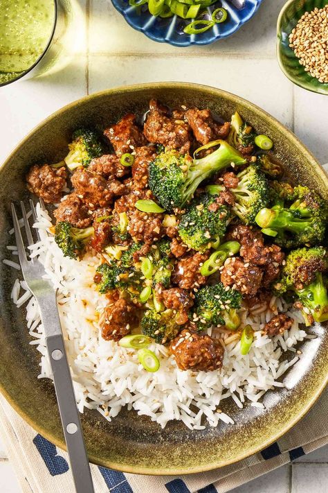 If you love beef and broccoli, make this easy and affordable version at home in just 30 minutes. Ground beef and broccoli stir fry is a weeknight win, especially when served with rice. Beef And Broccoli Recipe, Ground Beef And Broccoli, Ground Beef Dinner, Beef And Broccoli, Broccoli Stir Fry, Stir Fry Recipe, Dinner With Ground Beef, Beef Stir Fry, Fresh Broccoli