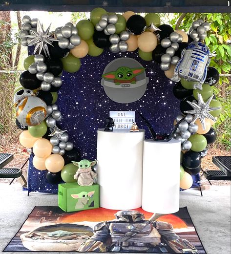 Star Wars Balloon Arch, Star Wars Backdrop, Baby Yoda Birthday Party Ideas, Mandalorian Party, Mandalorian Birthday, Star Wars Balloons, Baby Yoda Birthday, Star Wars Themed Birthday Party, Yoda Birthday