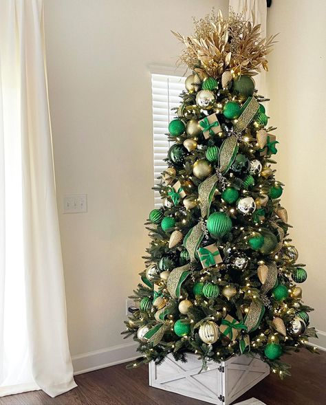 Green N Gold Christmas Tree, Emerald Green Gold Christmas Tree, Emerald And Gold Christmas Tree, Green Gold And White Christmas Tree, Christmas Tree Ideas Green And Gold, Emerald Green And Gold Christmas Tree, Christmas Tree Ideas Green, Christmas Tree Themes Colors Red, Christmas Tree Green And Gold