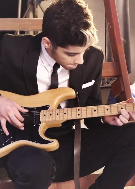 Oh my, he has a guitar.<<< and he's wearing a suit. THE AMOUNT OF OK THAT THIS IS, IS DIRECTLY EQUAL TO THE AMOUNT OF PEOPLE THAT SHIP HAYLOR! Zayn Malik 2012, Zayn Malik Icons, Prince Ali, Zayn Malik Video, Gambar One Direction, Zayn Malik Pics, One Direction Pictures, I Love One Direction, 1 Direction