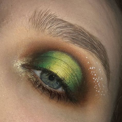 Earth Element Makeup Looks, Earth Witch Makeup Ideas, Fae Aesthetic Eye Makeup, Forest Queen Makeup, Earth Toned Makeup, Forest Themed Makeup, Mother Nature Makeup Looks, Earth Tone Eye Makeup, Earth Inspired Makeup