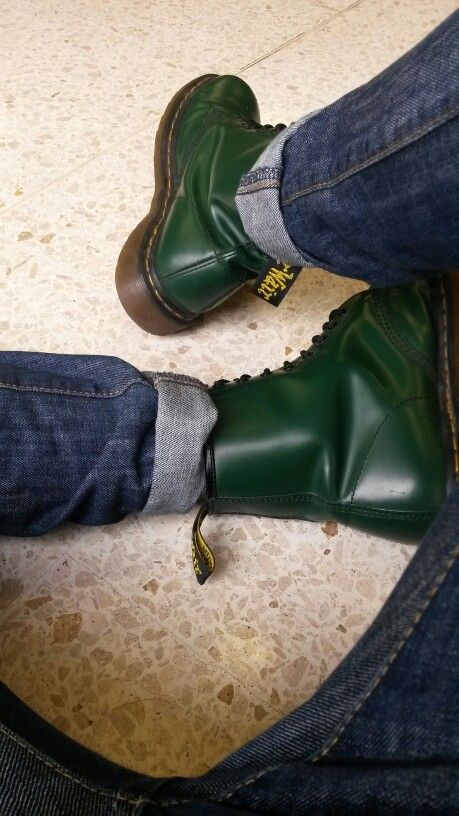 Dr Martens 1460 Green, Rain and class. Green Dr Martens Outfit, Doc Martens 1460 Mens Outfit, Dr Martens 1460 Outfit Men, Doc Martens Aesthetic Men, Green Leather Martin Boots, Martin Boots Outfits, Green Doc Martens Aesthetic, Dr Martins Outfits, Dr Martens Boots Men