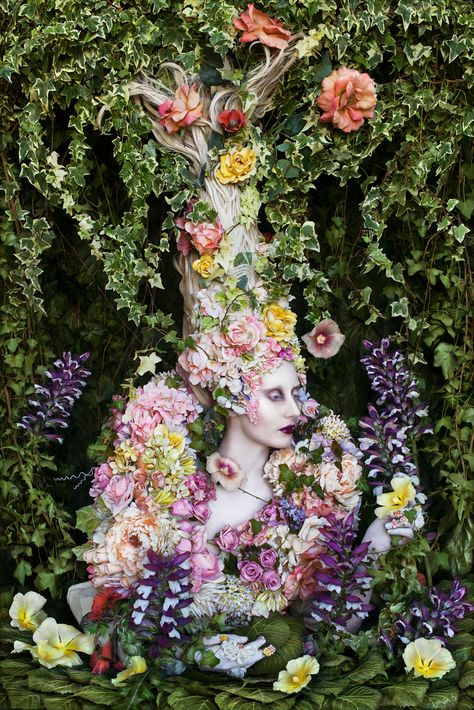 "The Secret Locked in the Roots of a Kingdom" from the Wonderland Series by Kirsty Mitchell Photography Kirsty Mitchell Wonderland, Kirsty Mitchell, Fairy Queen, Fantasy Photography, Foto Art, Photo Series, Photo Projects, Foto Inspiration, The Roots