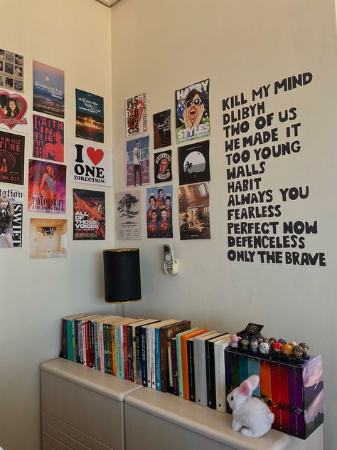 One Direction Bedroom Ideas, Fangirl Bedroom Ideas, One Direction Room Aesthetic, One Direction Bedroom, Fangirl Room, One Direction Room, 1d Core, Hostel Room, Bedroom Deco