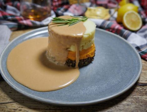 Neeps Tatties, Burns Night Recipes, Scottish Party, Haggis Recipe, Irish Pub Food, Haggis Neeps And Tatties, Vegetarian Haggis, Whisky Sauce, Whiskey Sauce