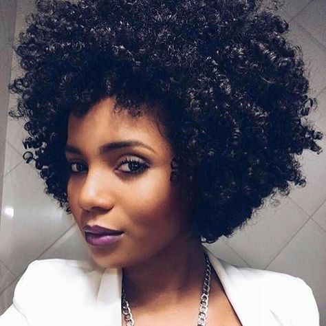 This #hairshape is Everything!! How To Curl Short Hair, Wavy Haircuts, Beautiful Natural Hair, Pelo Afro, Short Curly Wigs, Short Hair Wigs, Natural Hair Beauty, Penteado Cabelo Curto, Natural Hair Inspiration