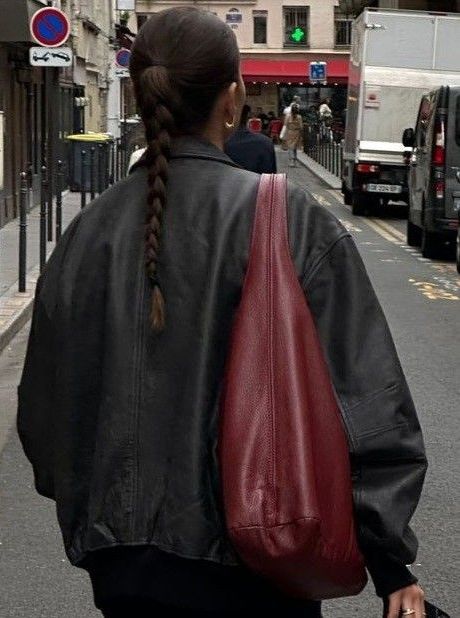 Red Hobo Bag, Leather Purse Aesthetic, Fall Bags 2024, Red Purse Aesthetic, Red Shoulder Bag Outfit, Leather Bag Aesthetic, Red Bag Aesthetic, Leather Tote Bag Outfit, Dark Red Purse