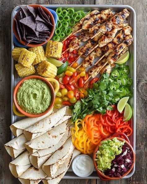 Cold Mexican Food, Dinner Boards, Shabbat Meals, Spicy Guacamole Recipe, Platter Party, Chicken Tortillas, Spicy Guacamole, Decorações Com Comidas, Food Inspired