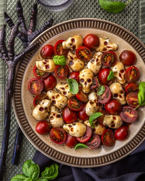 Halloween Caprese, Festa Hotel Transylvania, Halloween Food Dinner, Halloween Party Appetizers, Halloween Fest, Spooky Food, Halloween Food Treats, Halloween Appetizers, Halloween Dinner