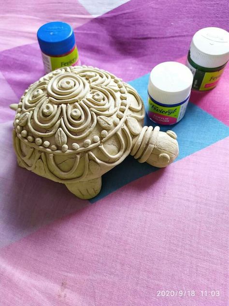 Clay Wall Art Diy, Arts And Crafts Decor, Art Diy Ideas, Diy Crafts Home Decor, Peacock Crafts, Clay Painting, Coconut Shell Crafts, Actors Illustration, Diy Crafts Home