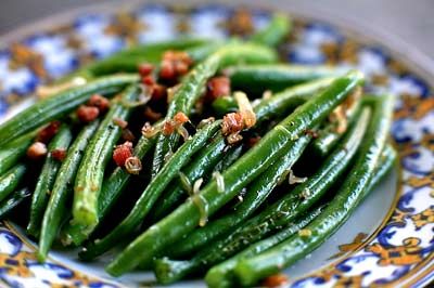 Green Beans with Shallots and Pancetta ~ Quick and delicious green beans recipe with fresh green beans, shallots, and pancetta. ~ SimplyRecipes.com Paleo Green Beans, Green Beans With Shallots, Fresh Green Bean Recipes, Delicious Green Beans, Pancetta Recipes, French Green Beans, Appetizers Christmas, Green Beans With Bacon, Fresh Green Beans