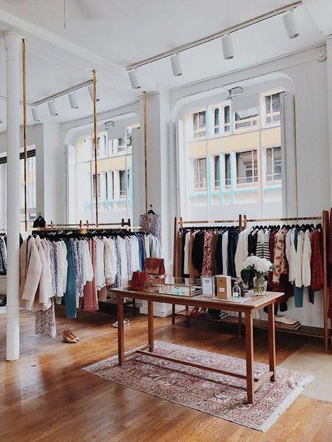 Chic Retail Store Design, Anthropologie Store Interior, Sezane Store Interior, Retail Clothing Store Design, Chic Boutique Decor, Boutique Merchandising Ideas, Vintage Boutique Interior, Small Boutique Interior, Small Shop Design