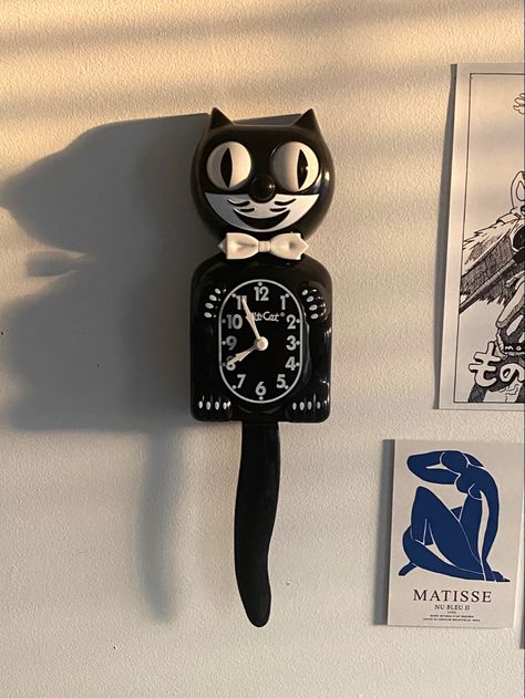 Kit Cat Clock Decor, Cool Weird Room Decor, Cursed House Decor, Wierd House Decor, Surrealism Room Decor, Cat Clock Vintage, Cat Clock Aesthetic, Cat Wall Clock, Weird Aesthetic Room