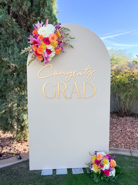 Pink Graduation Party, Grad Party Theme, Graduation Party Pictures, Floral Graduation Party, Nursing School Graduation Party, College Grad Party, Graduation Party Backdrops, Backyard Graduation Party, Senior Graduation Party