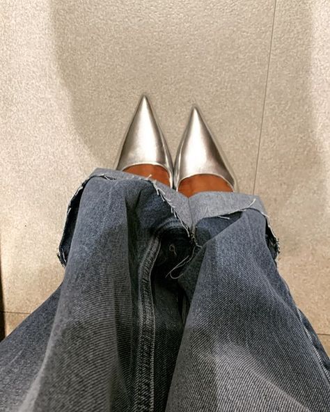 Silver Pumps Outfit, Pointy Heels Outfit, Silver Heels Outfit, Classic High Heels, Kitten Heels Outfit, Silver Kitten Heels, Heels Aesthetic, Pointy Heels, Heels Silver