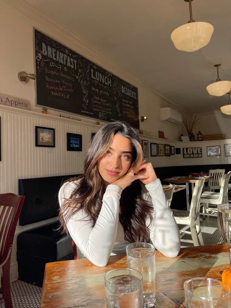 Poses For Pictures Cafe, Cafe Look Outfit, Poses At Coffee Shop, Cafe Poses For Women, Pictures In A Coffee Shop, Insta Cafe Pics, Photo Ideas At Coffee Shop, Insta Photo Ideas Coffee, Poses At A Cafe