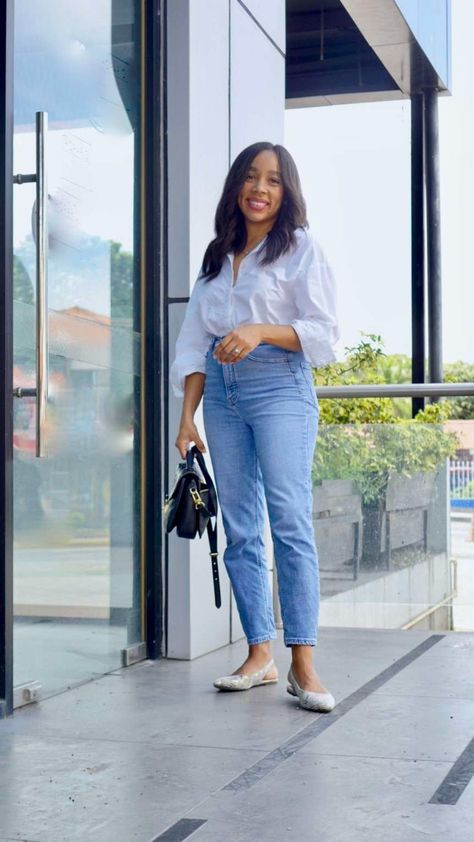 Effortless Elegance: The Timeless Duo of a White Button-Up Shirt and Jeans – Thirty Minus One Office Blouses For Women, Bright Colored Outfits, African Blouses, Spring Chicken, Fashion Blogger Outfit, Be The Reason, Pants Women Fashion, White Button Up, Casual Chic Outfit