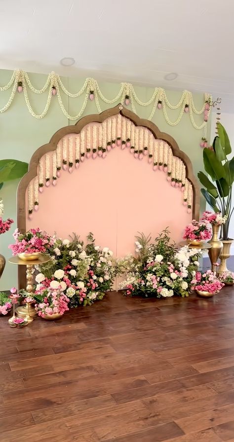 Small Stage Backdrop Ideas, Valaikappu Backdrop, Hindu Wedding Decorations Backdrops, Pelli Bondam Decoration, Terrace Wedding Decor Indian, Engagement Backdrop Ideas Indian, Engagement Decor Indian, Simple Wedding Backdrop Indoor, Valaikappu Decoration Ideas