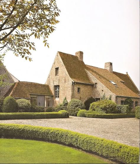 timeless Belgian country house Beautiful Landscaping, Nice Homes, Timeless Architecture, Country House Design, Belgian Style, Beautiful Houses, Dream Style, Classical Architecture, Architecture Exterior