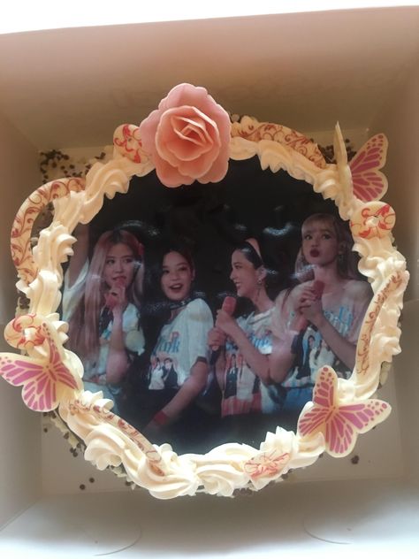 Rosé Cake Blackpink, Blackpink Cake Aesthetic, Blackpink Cakes Birthday, Blackpink Birthday Cake Ideas, Rose Birthday Cake Blackpink, Birthday Cake Blackpink, Blackpink Cake Ideas, Pastel Blackpink, Blackpink Pasta