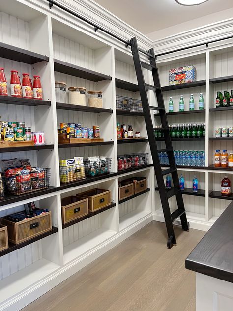 Dream Pantry Walk In, Luxury Pantry, Desain Pantry Dapur, Modern Farmhouse Pantry, Walk In Pantry Ideas, Pantry Closet Design, Pantry Renovation, Pantry Layout, Modern Pantry