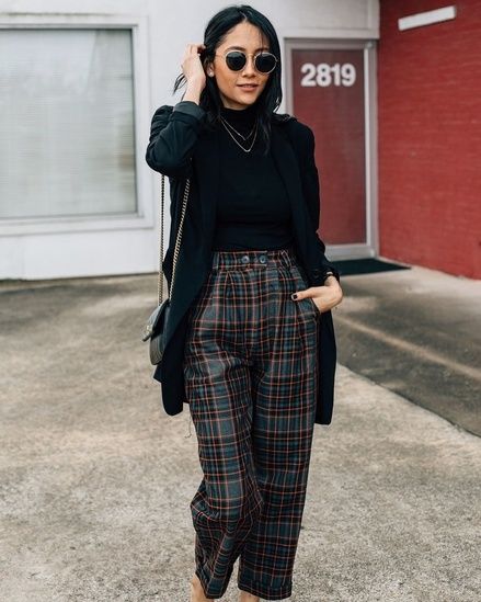 Plaid pants and black blazer. #streetstyle #topshopstyle Mode Style Anglais, Edgy Work Outfits, Peg Trousers, Elegante Casual, Casual Work Outfits, Plaid Pants, Professional Outfits, Business Casual Outfits, Work Attire