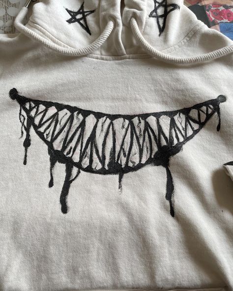 Someone gave me access to paint so this is what happens ( new hoodie that I made ) Hoodie Diy Paint, Drawing On Hoodie, Painted Hoodie Diy, Hoodie Painting Ideas, Painted Hoodies, Hoodie Painting, Hoodie Design Ideas, Painting Hoodie, Hoodie Diy